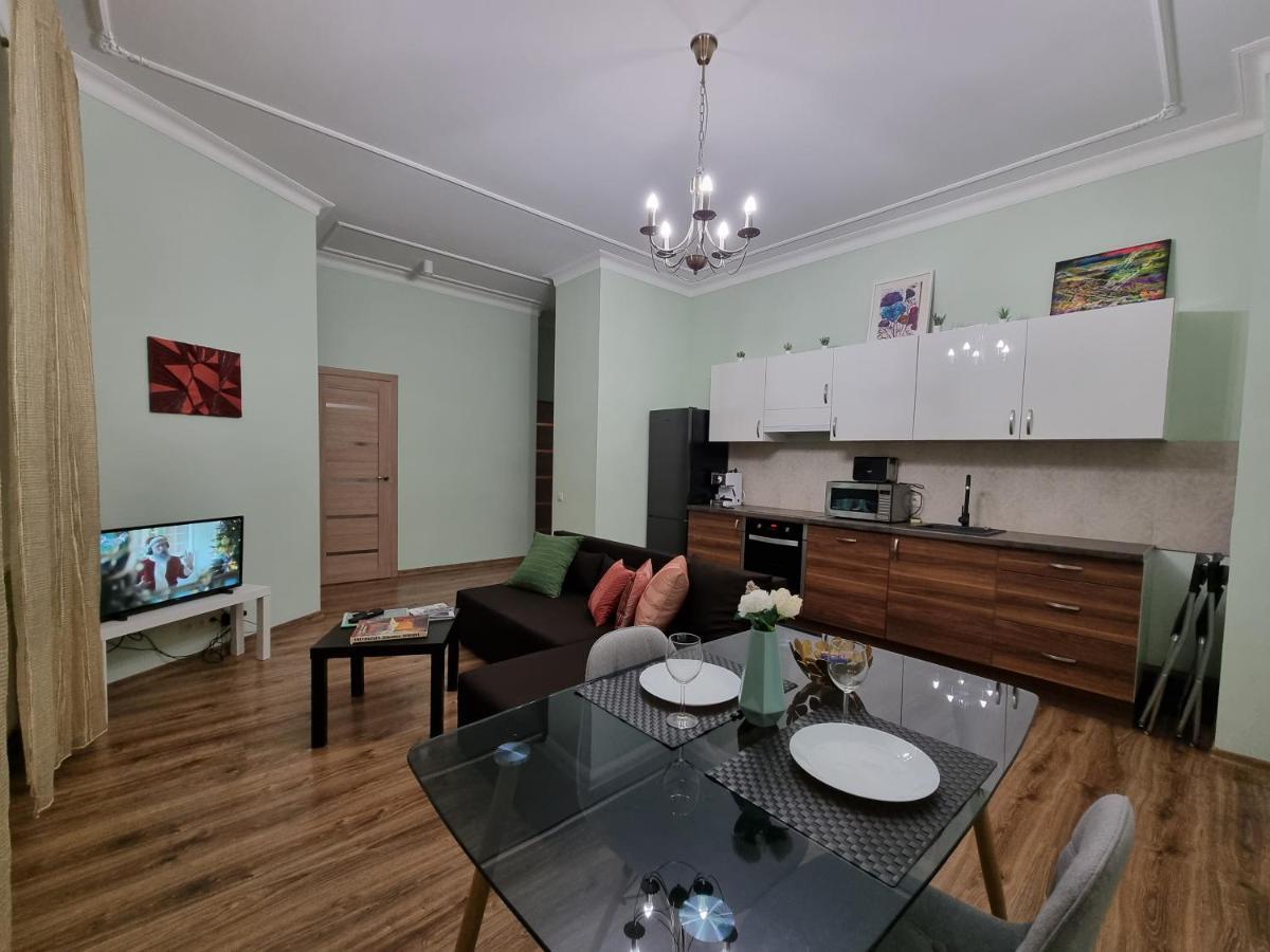 Art Deco One-bedroom In Library House With Free 5g Wifi Huoneisto