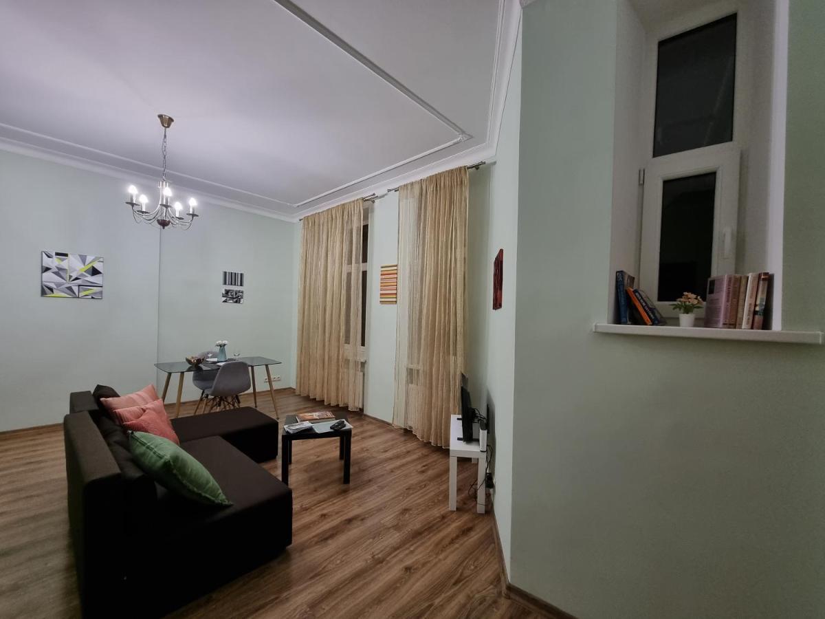 Art Deco One-bedroom In Library House With Free 5g Wifi Huoneisto *